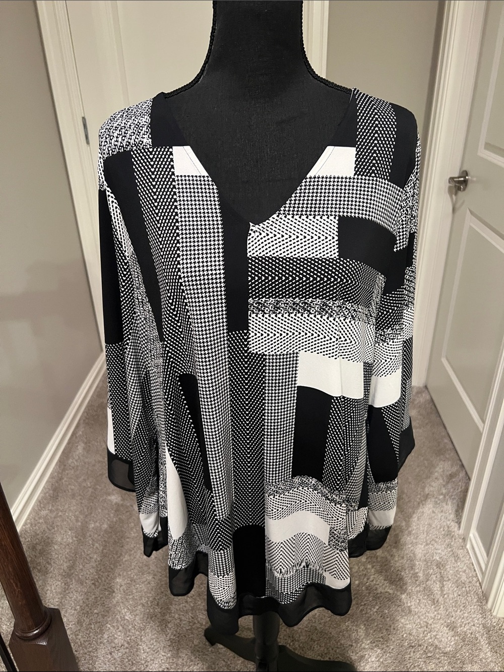 Alfani Black & White Geometric V-Neck Tunic